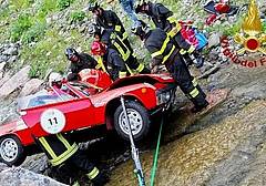 La Porsche 914 finita nel torrente lungo la strada del passo Giau La Porsche 914 finita nel torrente lungo la strada del passo Giau
