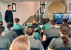 L'incontro degli allievi del campo scuola Ana di protezione civile con il capitano dei carabinieri Andrea Caminiti L'incontro degli allievi del campo scuola Ana di protezione civile con il capitano dei carabinieri Andrea Caminiti